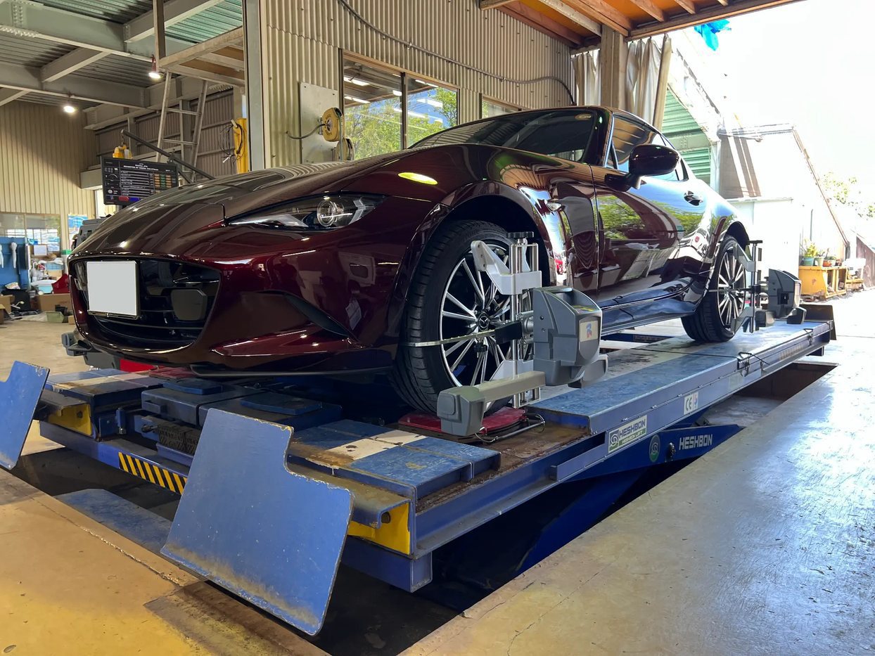 四輪アライメント測定装置で車両を調整する様子