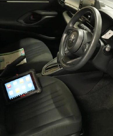車内に設置した診断機器でセンサーを校正する様子
